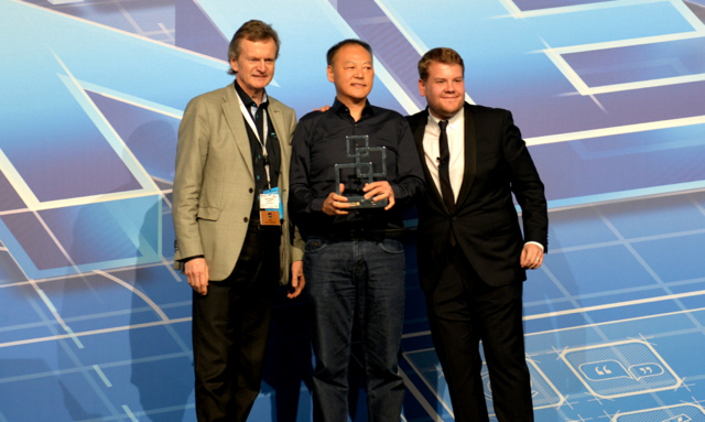 HTC ONE榮獲2014 MWC年度最佳智慧型手機，HTC執行長周永明(中)代表HTC領獎。.jpg