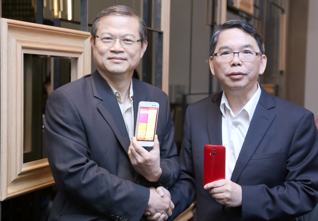 照片圖說：中華電信行動通信分公司總經理林國豐（右）偕HTC北亞區總經理董俊良（左）今（1）日共同連袂宣佈，繼中華電信與HTC連續三年攜手共掀蝴蝶熱潮，萬眾期待的HTC Butterfly .jpg