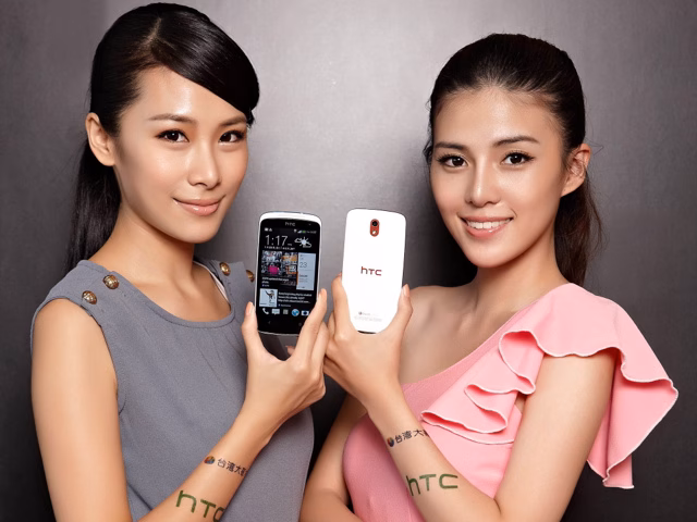 HTC Desire 500在黑與白經典時尚色融入精緻設計思維，讓沁冰藍、緞帶紅與漆光黑詮釋年輕人青春本色.jpg