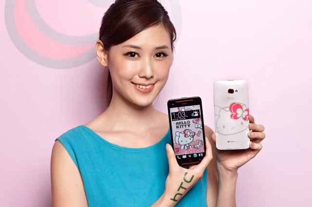 照片圖說:HTC Butterfly s Hello Kitty限量版珍珠白背蓋搭配3D彩繪Hello Kitty,左耳繫上特製粉紅蝴蝶結造型,貼近台灣粉絲們的心。.jpg 照片圖說:HTC Butterfly s Hello Kitty限量版珍珠白背蓋搭配3D彩繪Hello Kitty,左耳繫上特製粉紅蝴蝶結造型,貼近台灣粉絲們的心。.jpg