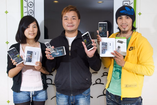 HTC首款5.9吋大螢幕手機HTC One max今（23）日正式在台上市，並舉行開賣活動，讓所有搶得HTC大型專賣店指定排隊禮民眾滿載而歸-001.jpg